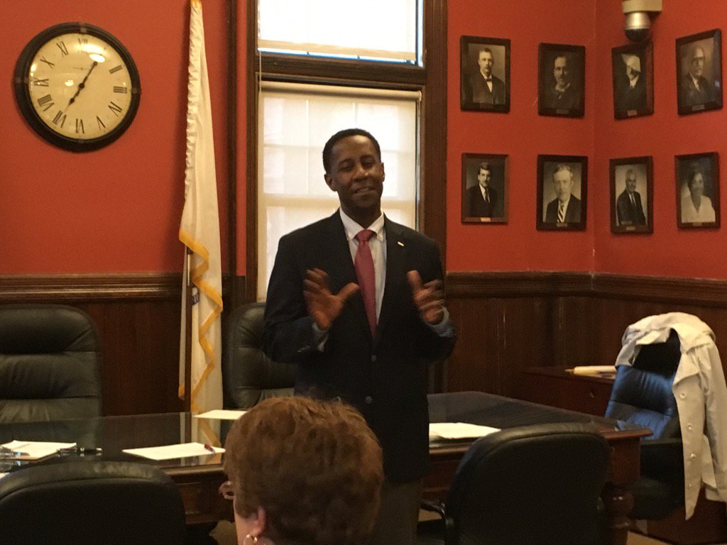 Newton Mayor <a href="/settiwarren/">Setti Warren</a> speaking tonight at the <a href="/BelmontDemsMA/">Belmont Democrats</a> monthly meeting. #mapoli