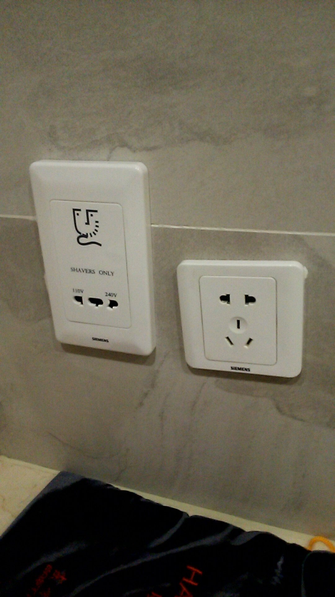 呑道楽tatekawa たてかわ 観光だけなら変圧器 2v 110v は必要ない ちなみに4つ星ホテルクラスならバスルームにはこんなコンセント があります 左側に差せば100vのシェーバーレベルの電化製品なら充電可能 左右のコンセント共に電圧関係なければ日本の