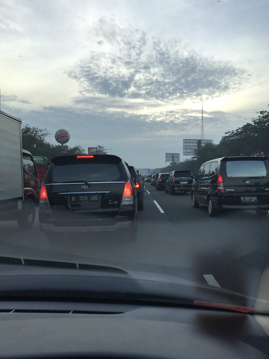 Kharyanto's tweet photo. @RadioElshinta @SonoraFM92 #infolalin #InfodariAnda Tol Janger: merayap mulai KM 16 arah ke Jakarta, arah sebaliknya lancar. https://t.co/ZGgnGjGZ2y