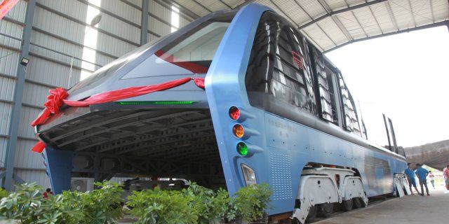 iashleyrichards's tweet photo. RT thisisinsider: The zany Chinese bus that 'straddles' other cars on the road is a reality … https://t.co/fxCluc68cJ