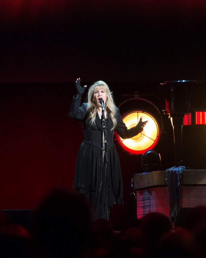 Mtroy311's tweet photo. #StevieNicks #TheStevieNicksBand #WaddyWachtel #24karatgoldtour @StevieNicks BestSetlistEverStevieRocks #FullmoonView https://t.co/qLiX8mmDDf
