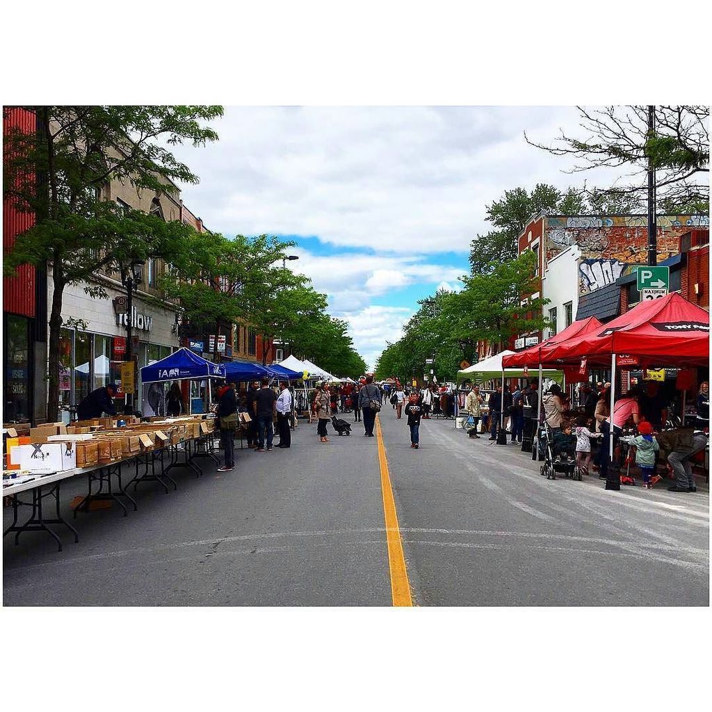 La grande vente trottoir sur l'avenue Mont-Royal, ça commence aujourd'hui jusqu'à dimanche! Profitez de la belle m… ift.tt/2suHWAy