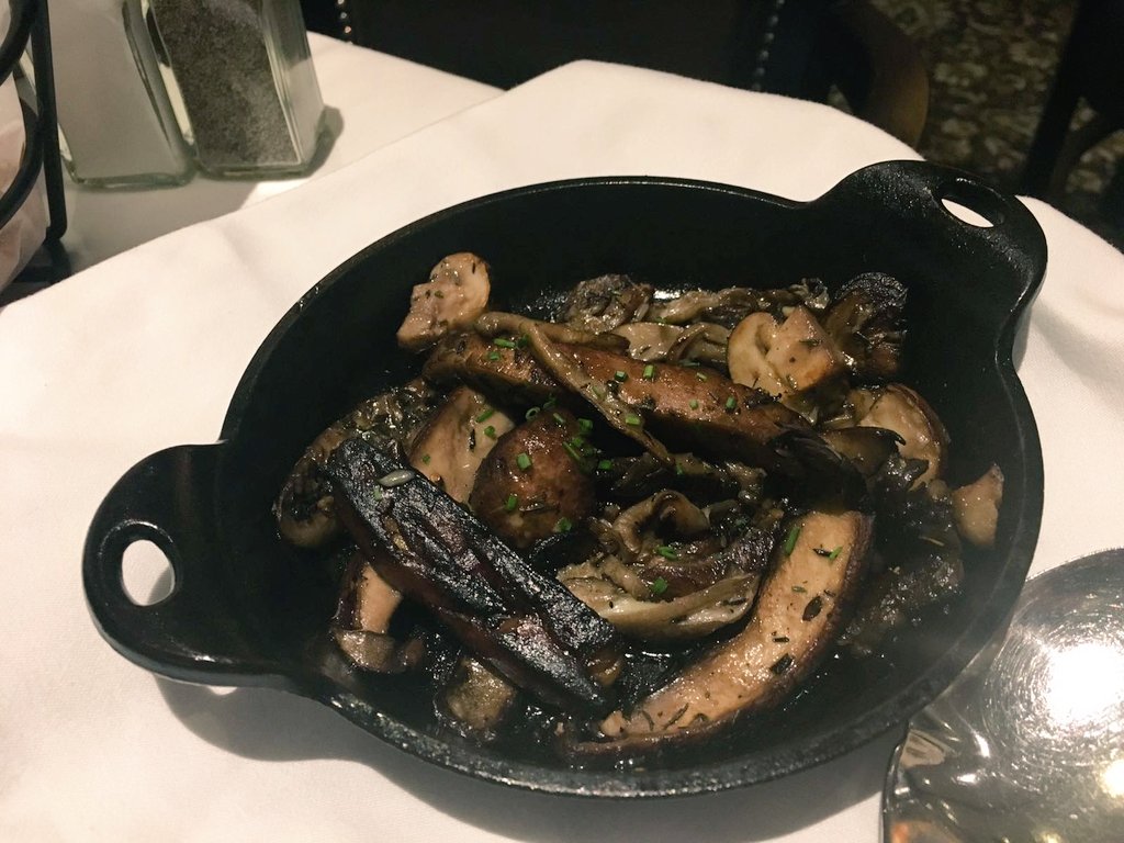 FoodandTravelMX's tweet photo. Carne añejada entre 14 y 20 días. Aquí sirloin natural con costra de café, hongos, Mac 'n cheese y puré de papá. @CapitalGrilleMx https://t.co/1JqglDnkHb