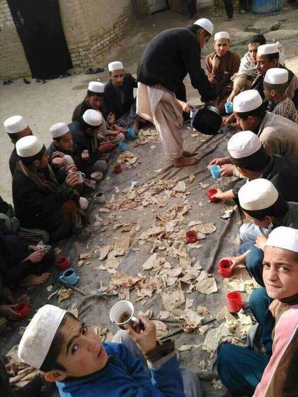 alnassar_kw's tweet photo. قرية في أفغانستان إفطارهم فتات الخبز اليابس وكوب شاي 
احمدوا الله على كل هذه النِعم التي أنعمها علينا https://t.co/iWJ8pg84Rb