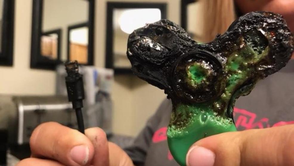 KATUNews's tweet image. Michigan woman claims her fidget spinner caught fire #LiveOnK2 katu.com/news/offbeat/m…