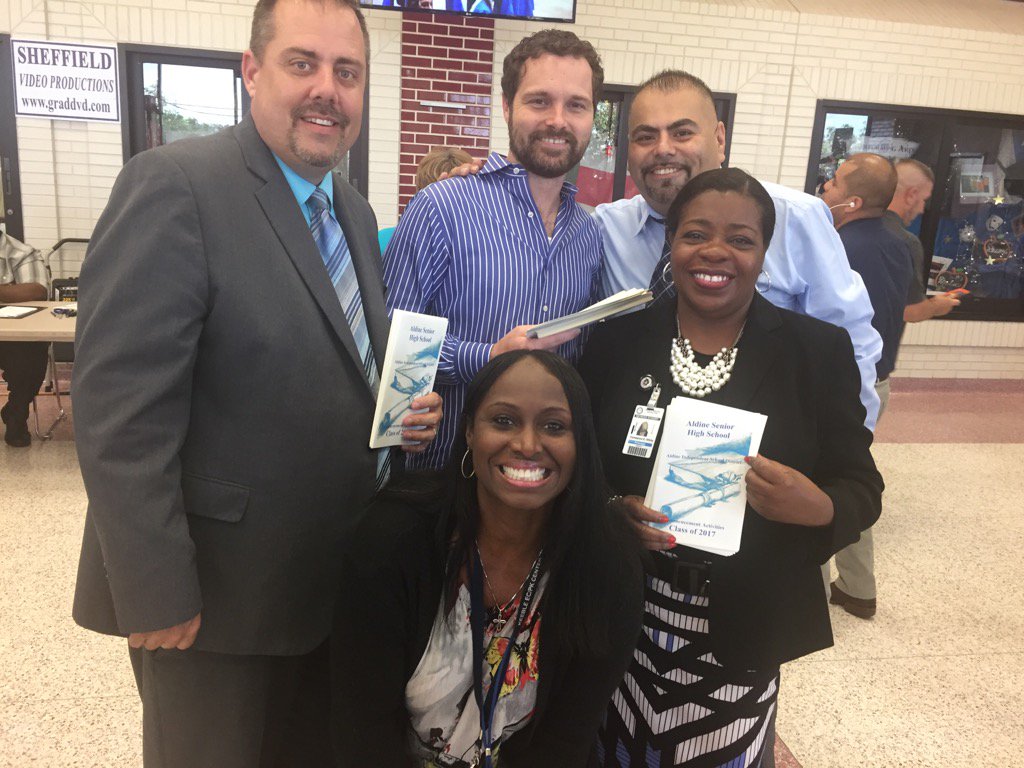 SADubberke's tweet photo. Region 1 Rocks!!  Helping at Aldine graduation!  @drlindarodz https://t.co/JZ5tb9ss52