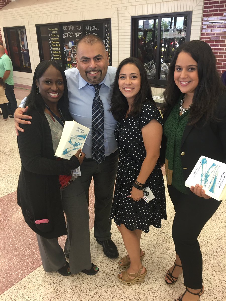 CarrollES_AISD's tweet photo. Celebrating the Aldine High School Graduates! Class of 2017! @drlindarodz https://t.co/CLk7tlvf5h