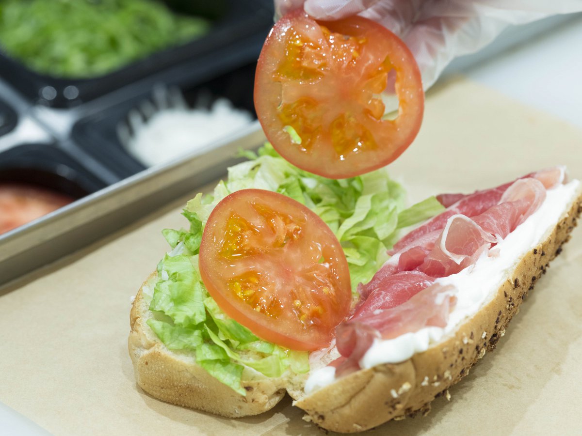 サブウェイ シャキシャキ野菜でベジチャージ サブウェイの1番の人気の理由は シャキシャキ野菜 をたっぷり摂れる こと 大好きな野菜を多めにしたり 苦手な野菜を抜いたり 自由にアレンジもできますよ あなたはどんな食べ方がお気に入り T