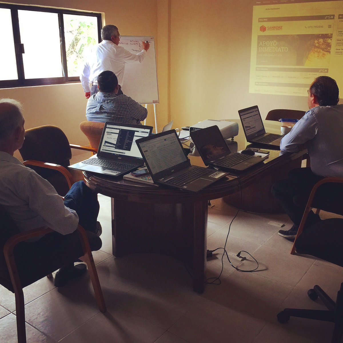 bitrojomx's tweet photo. "Capacitando e innovando; seguimos impulsado a las PyMES Mexicanas" #grupoSanRoke #Cordoba #Veracruz #bitRojo #tecnologia #crm #diseñoWeb https://t.co/2eSFyKVUYp