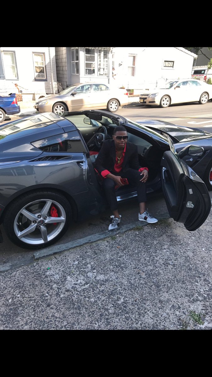 KingSosa_OTF's tweet image. My boy da youngest doin it🤷🏽‍♂️ he before his time 🤧💯 #8thGradeProm