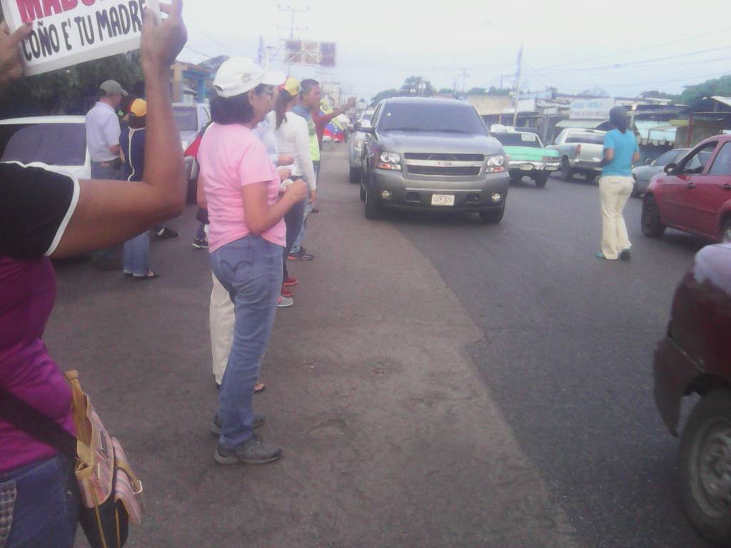 MariaGMonagas's tweet photo. #Maturin | 6:00pm | En #Boqueron comunidad organizada habló a vecinos sobre Constituyente fraudulenta:"Son Cara dura,quieren seguir robando" https://t.co/F4YcQMudZV