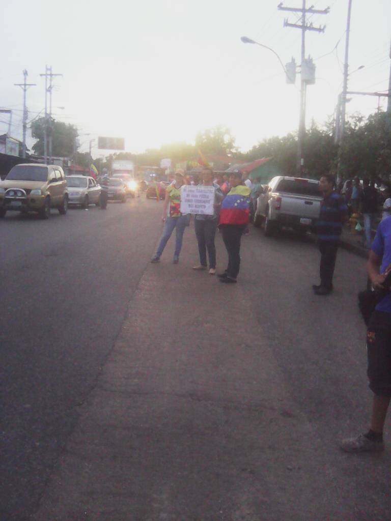 MariaGMonagas's tweet photo. #Maturin | 6:00pm | En #Boqueron comunidad organizada habló a vecinos sobre Constituyente fraudulenta:"Son Cara dura,quieren seguir robando" https://t.co/F4YcQMudZV