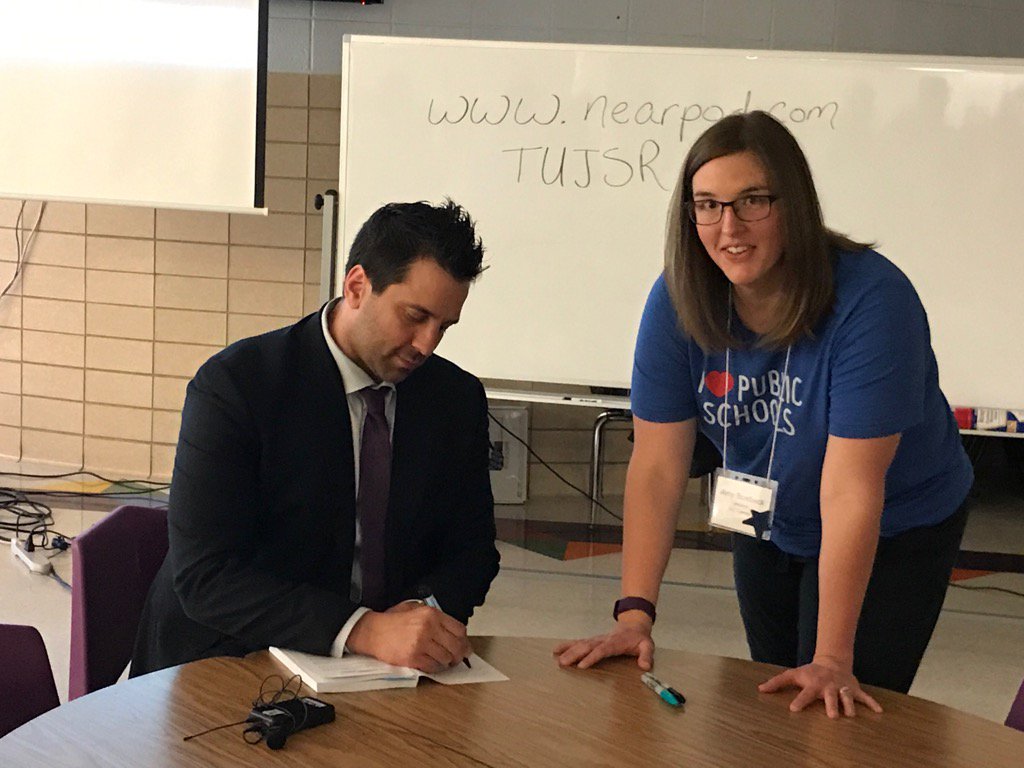 luckyamylynn's tweet photo. Reflective. Inspirational. Get out of your comfort zone and become a better educator. Thank you! @gcouros #GIPS2017 https://t.co/L2A0qETBUL