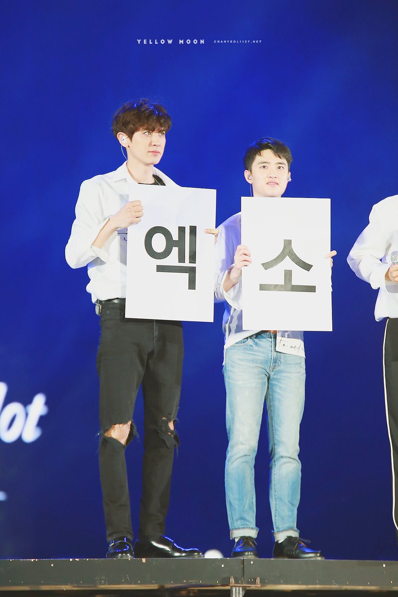 아직 콘서트뽕 안빠진 사람 저요(● ˃̶͈̀ロ˂̶͈́)੭ꠥ⁾⁾
엑소 나란히 들고있는거 귀여워서.....