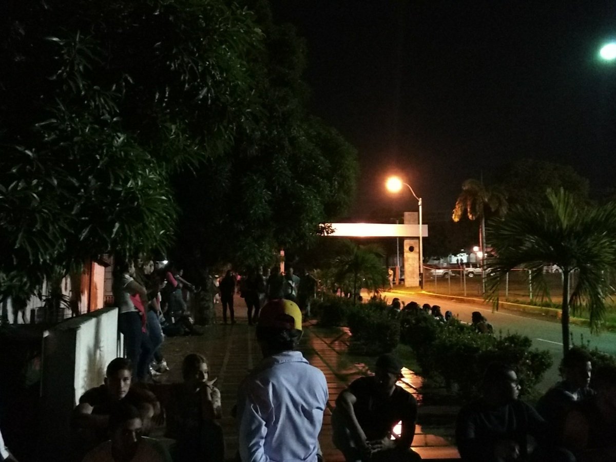 danielajtb's tweet photo. 8:41 pm: 8:38 pm: estudiantes continúan a las afueras del Destacamento 625 esperando la liberación de los 4 detenidos. #Guayana https://t.co/MDqJE9i5UF