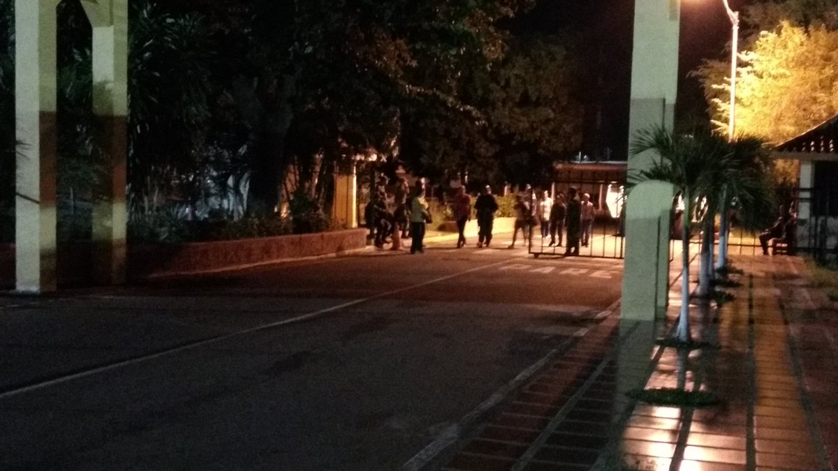 danielajtb's tweet photo. 8:48 pm: liberados las 3 muchachas y el menor de edad detenidos esta tarde en la UCAB #Guayana https://t.co/EMu7r5HKYH