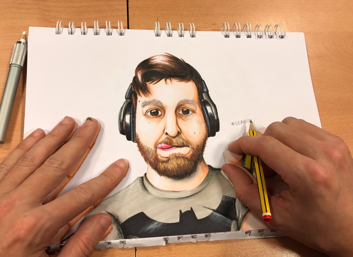 leanf00's tweet photo. Me drawing myself (drawing me 😜) #autoretratro #selfportrait #espejo #mirror #draw #drawing #artwork #dibujo #cartoon #comic https://t.co/DMgREsdqrq