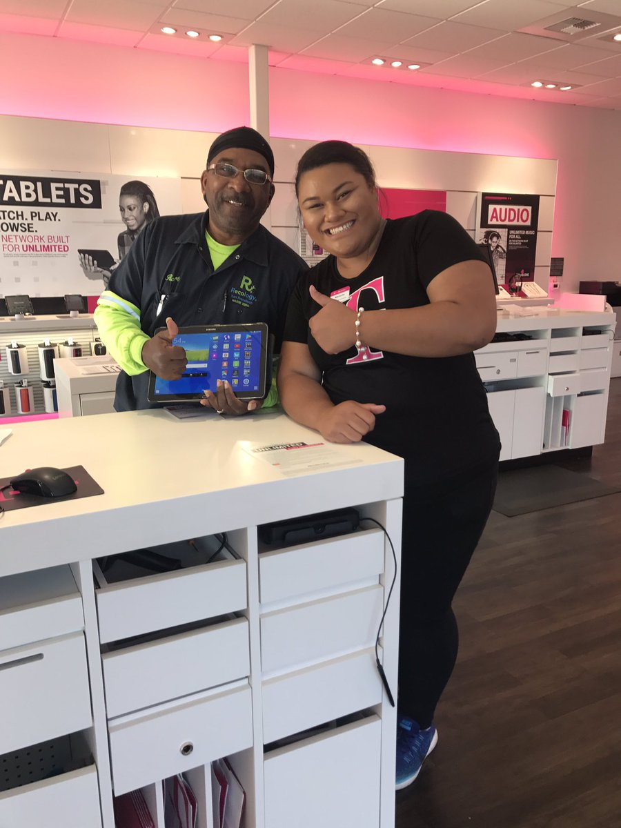 Vercules's tweet photo. Bye Bye AT&amp;T! Welcoming Robert to the Unlimited Family! #COOLSTORE #EDUBWINNS #UNLIMITEDforDAYS @Mr2Dar @ZeekCarlos @nazarma https://t.co/rnITq2pRVh