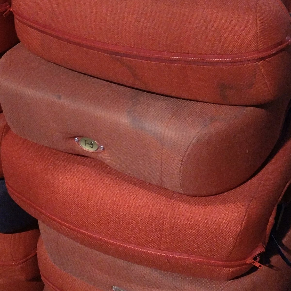 CGV가 봉준호 감독의 옥자를 보이콧하고 상영을 거부했다. 영화생태계가 깨진다고. 제작 투자 배급 상영을 한 회사에서 하고, 죠스떡볶이를 팔고, 만화카페를 운영하고, 극장의자를 이 지경이 될 때까지 세탁도 하지 않는 대기업이 하는 소리다. 생태계라니.