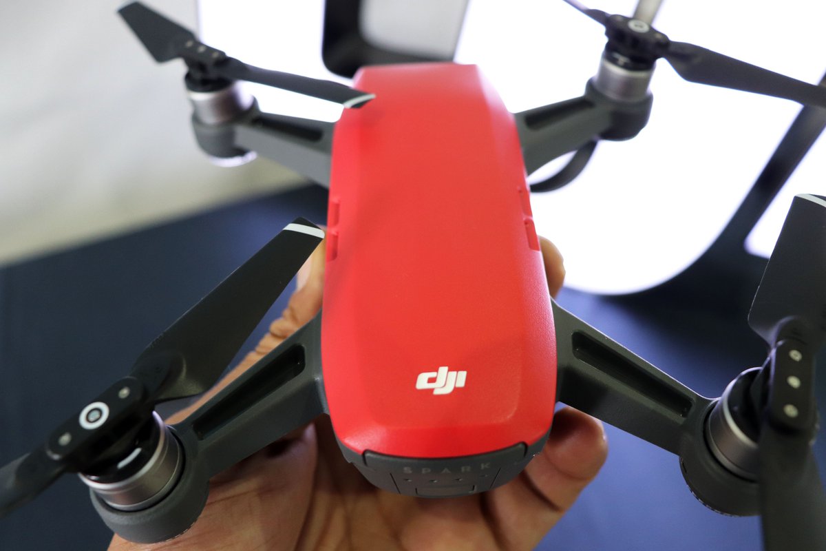 dronesamcom's tweet image. 드론계의 애플이라 불리는 DJI사의 새 드론, Spark(스파크)와 관련해 짤막한 설문조사 진행합니다. 참여해주신 분 가운데 추첨을 통해 미니드론 선물을 드려요. goo.gl/ufjlJx
