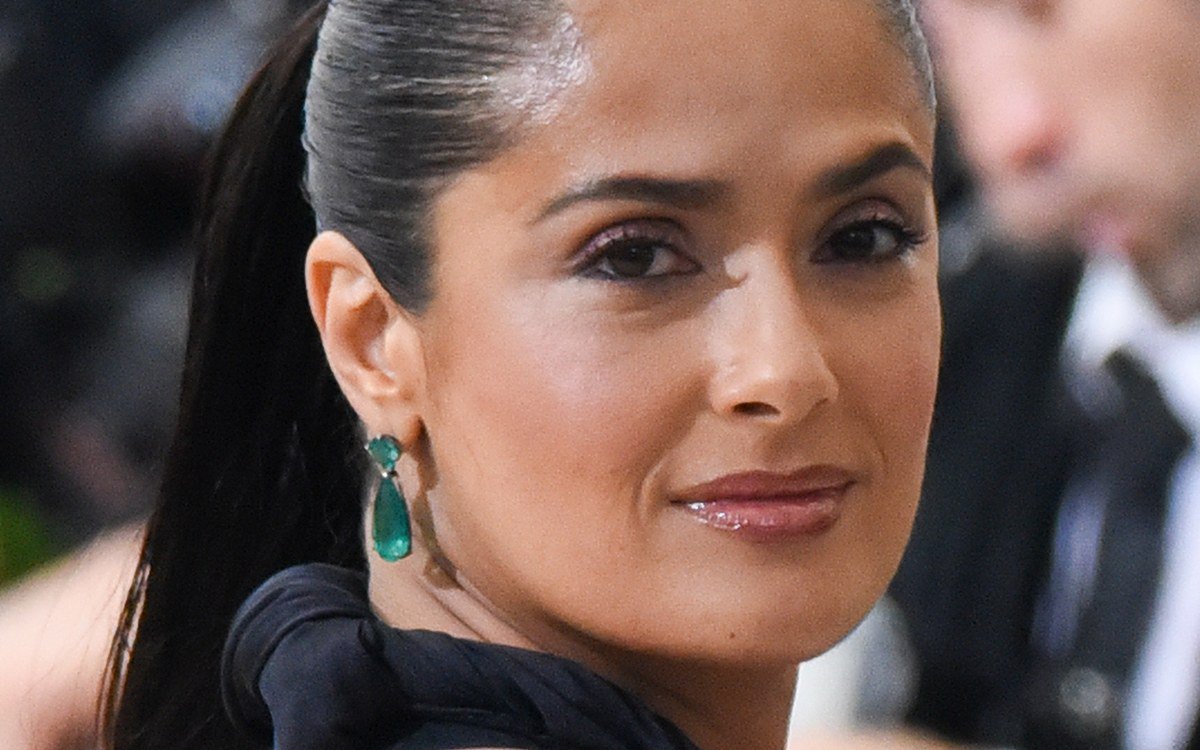 thevanessabrand's tweet photo. Salma Hayek Has the Most Beautiful Rose Gold Hair Now https://t.co/tfCXHUDPcv https://t.co/sEX6GAQrhk