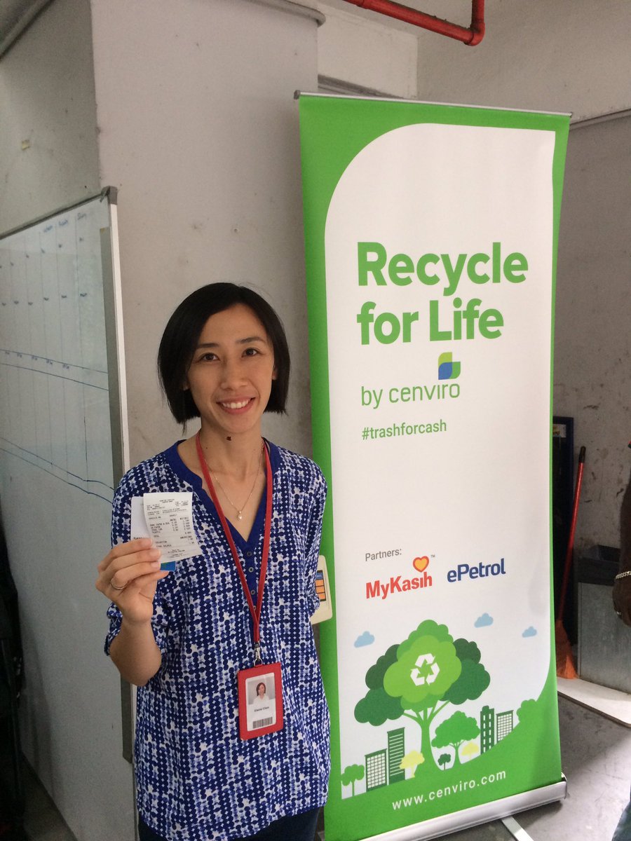 Together with Sien Yian and <a href="/Elaineylchan/">Elaine Chan</a> . Currently the top 2 recyclers. Good job ladies ! 👏🏼 #recycleforlife #trashforcash <a href="/cenvirogroup/">Cenviro Group</a>