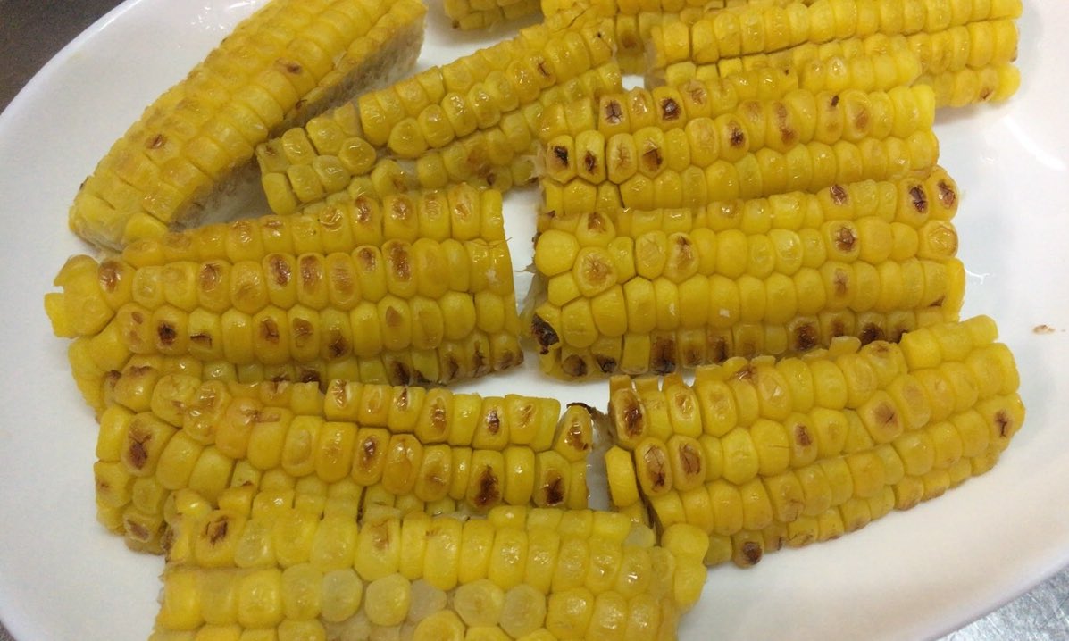 aoyagitei's tweet photo. 小ずけに使うトウモロコシが焼きあがりました！🌽とっても甘くて美味しい😋💕 https://t.co/HSZEuNjNym