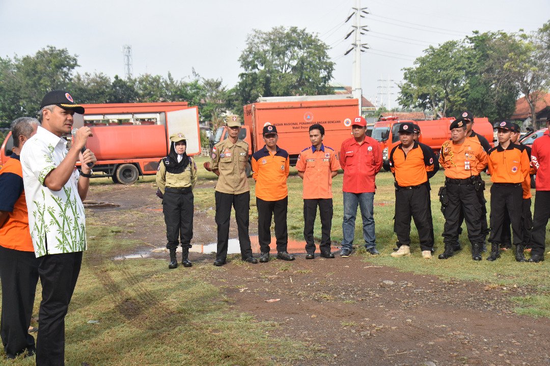 humasjateng's tweet photo. "BPBD kita harapkan bisa masuk menjadi satu kekuatan yg nantinya bisa kita kerahkan membantu masyarakat yg mudik nanti.." Gub @ganjarpranowo https://t.co/D2LiVEMqYD