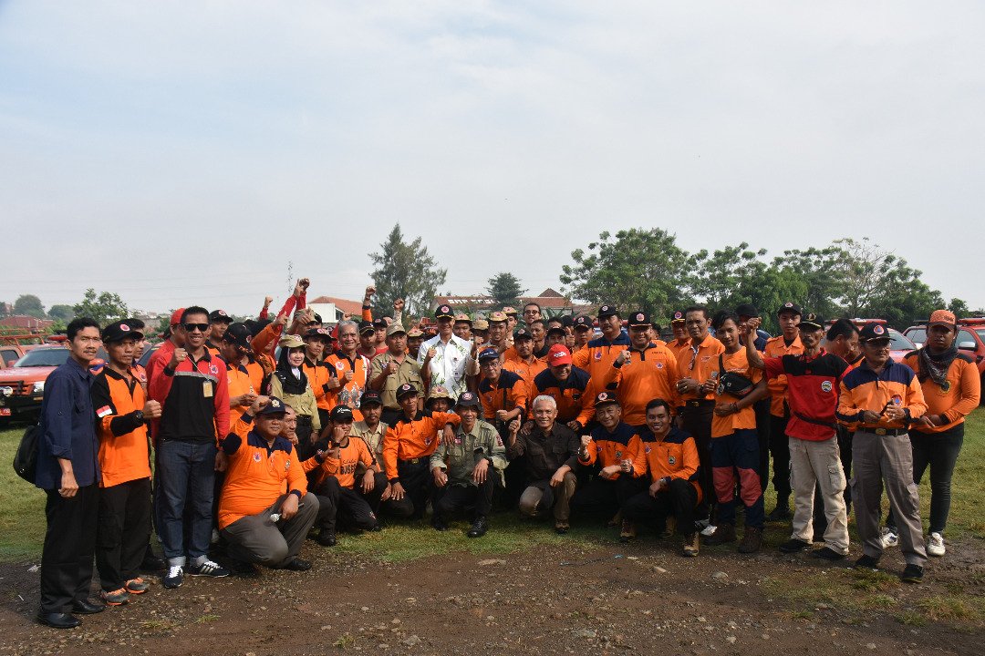 humasjateng's tweet photo. "BPBD kita harapkan bisa masuk menjadi satu kekuatan yg nantinya bisa kita kerahkan membantu masyarakat yg mudik nanti.." Gub @ganjarpranowo https://t.co/D2LiVEMqYD