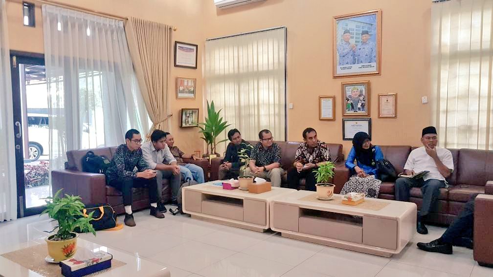 Jum'at (2/6) Wali Kota <a href="/Rahmat_Effendi_/">Dr. Rahmat Effendi</a> lakukan audiensi dgn Ka. Disdagperin <a href="/pemkotbekasi/">Pemerintah Kota Bekasi</a> &amp;TIM Juri terkait Lomba Maskot Boneka Kota Bekasi