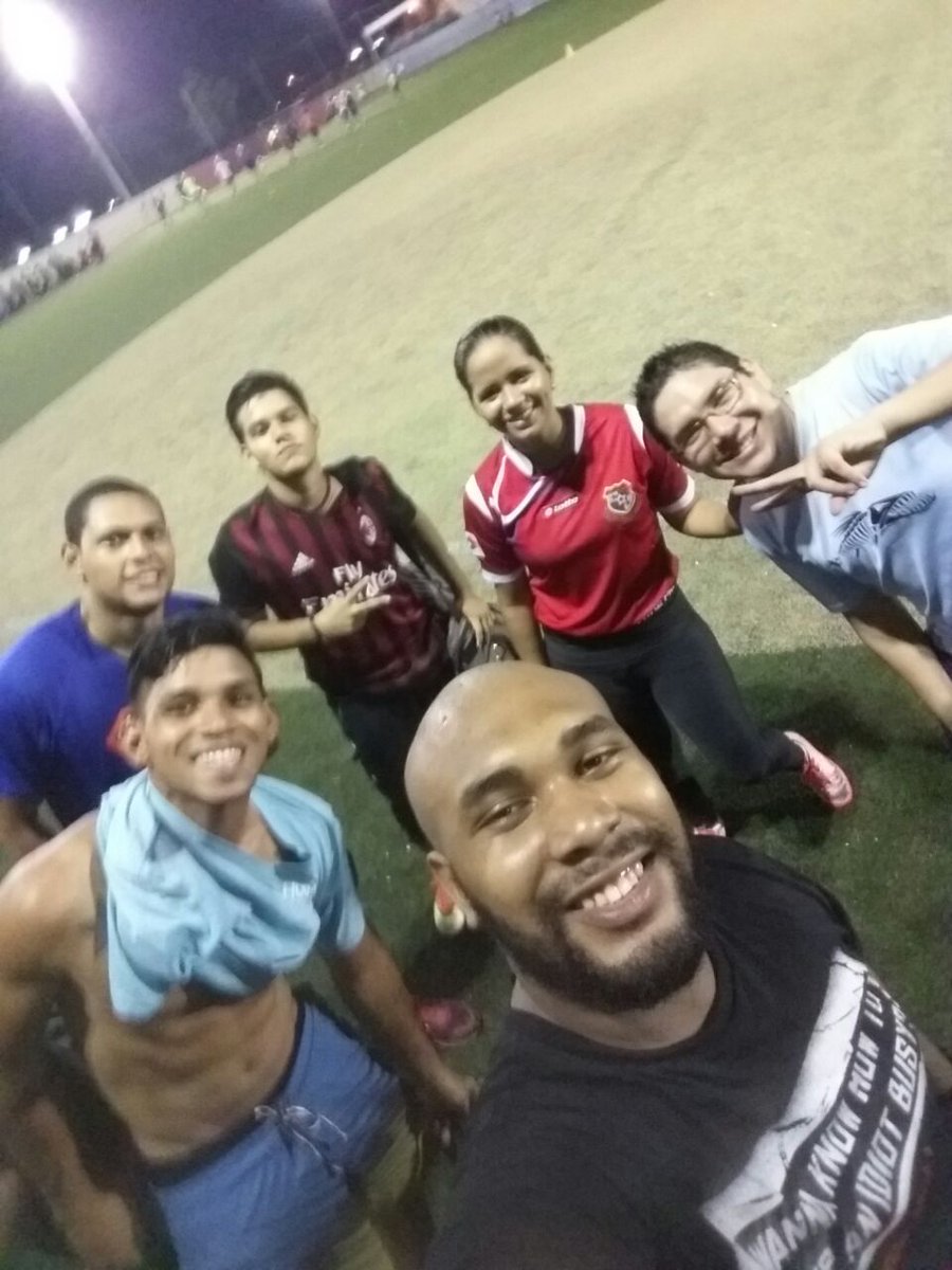 Buena práctica esta noche con el equipo. Y entrenando para la liga mixta 5vs5. #flag #mixto