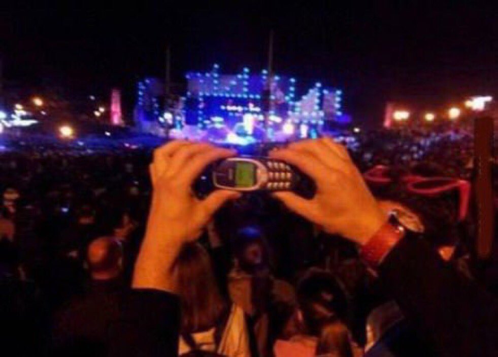 lwtyleshome's tweet photo. "Omg a iconic larry moment, I must capture this" https://t.co/1QOS72hBXV