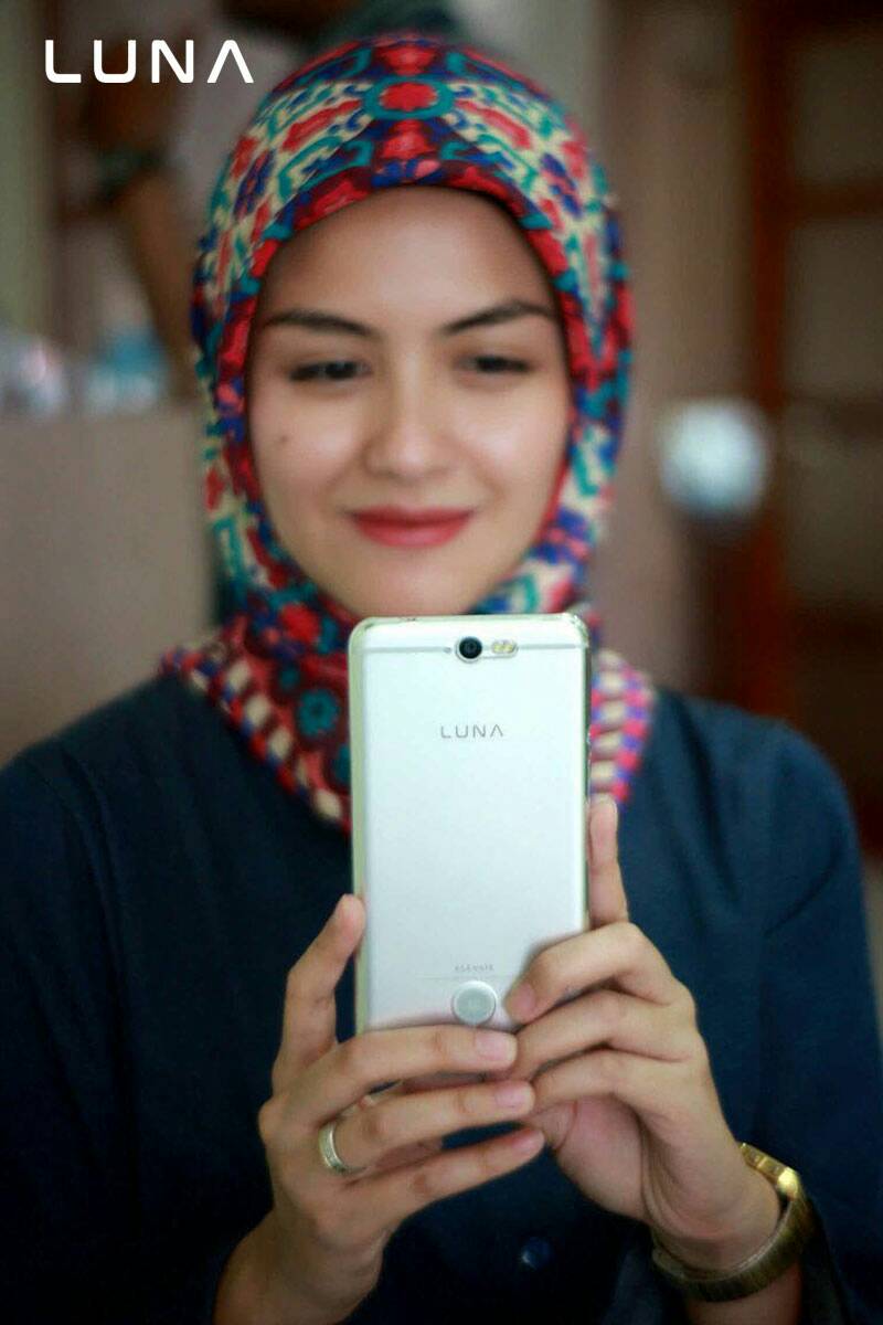 LunaSmartphone's tweet photo. 13 MP Main Camera and F2.0 aperture of #SmartphoneLUNA to capture your best mirror selfie #MeetLUNA #BeTheGravity https://t.co/RmQxD02b6U