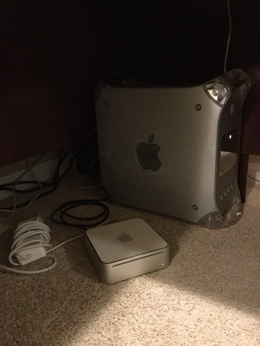PoliSlix's tweet image. More Mac mini setup work today. #YearInPhotos #TargetDiskMode #PowerPC @morrick