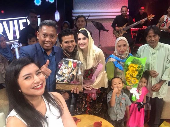 TIW_Tukul's tweet photo. Saksikan episode Bupati Trenggalek @EmilDardak &amp; Istrinya @umi_bachsin , hari  Minggu 4 Juni 2017, pukul 22.00 WIB, hanya di @KompasTV https://t.co/UZH0QxufTn