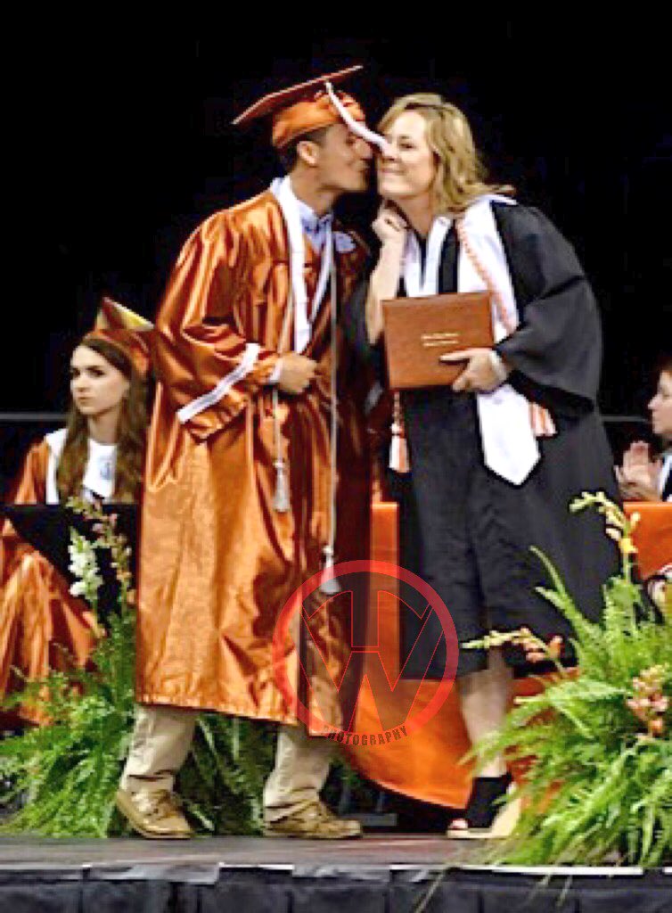 timwalter44's tweet photo. @Nate_dogg_98 #AKissForMomma #EverybodySayAwww #MommasBoyAndProudOfIt #AintNothingWrongWithThat #CongratsAndBestOfLuck #HuttoSeniorClass2017 https://t.co/oigighdq42