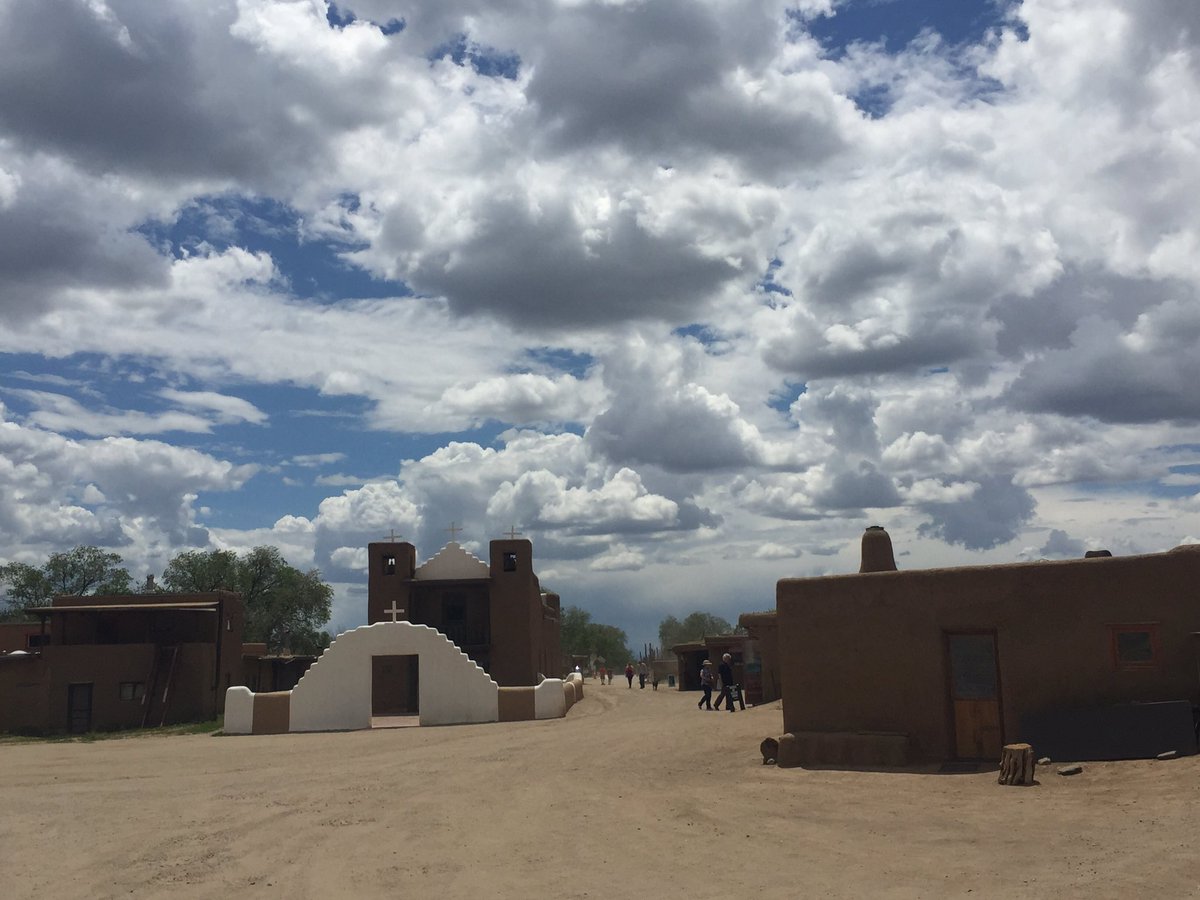 VisitUSAItaly's tweet photo. Dal primo book fotografico di #AnselAdams a oggi, tutto è rimasto uguale a #TaosPueblo. #AiantaFam svela l'#IndianCulture del #NewMexico https://t.co/qPPVROiM1k