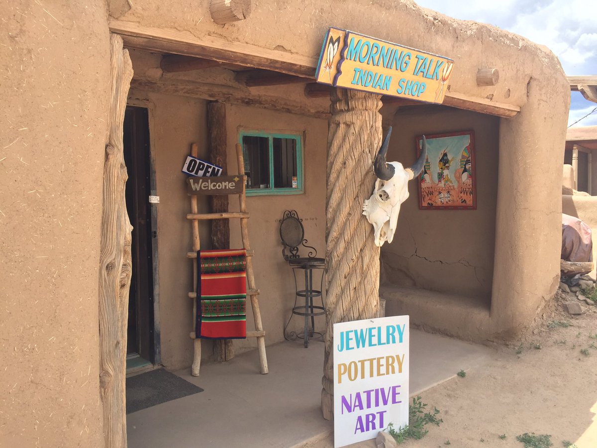 VisitUSAItaly's tweet photo. Dal primo book fotografico di #AnselAdams a oggi, tutto è rimasto uguale a #TaosPueblo. #AiantaFam svela l'#IndianCulture del #NewMexico https://t.co/qPPVROiM1k