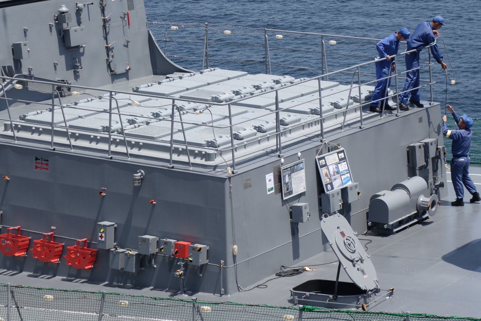 独歩 シースパロー アスロック併用vls Mk41 32セル Mk41は世界で最も多用されている垂直発射装置 艦対空ミサイル アスロック対潜ミサイル トマホーク巡航ミサイルなどが発射できる シースパローの射程は約30km アスロックの射程は約9km 艦隊の最外殻 独歩 シースパロー アスロック併用vls Mk41 32セル Mk41は世界で最も多用されている垂直発射装置 艦対空ミサイル アスロック対潜ミサイル トマホーク巡航ミサイルなどが発射できる シースパローの射程は約30km アスロックの射程は約9km 艦隊の最外殻