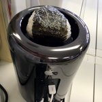 これは便利？Mac Proの上の窪みはおにぎりも温められる!