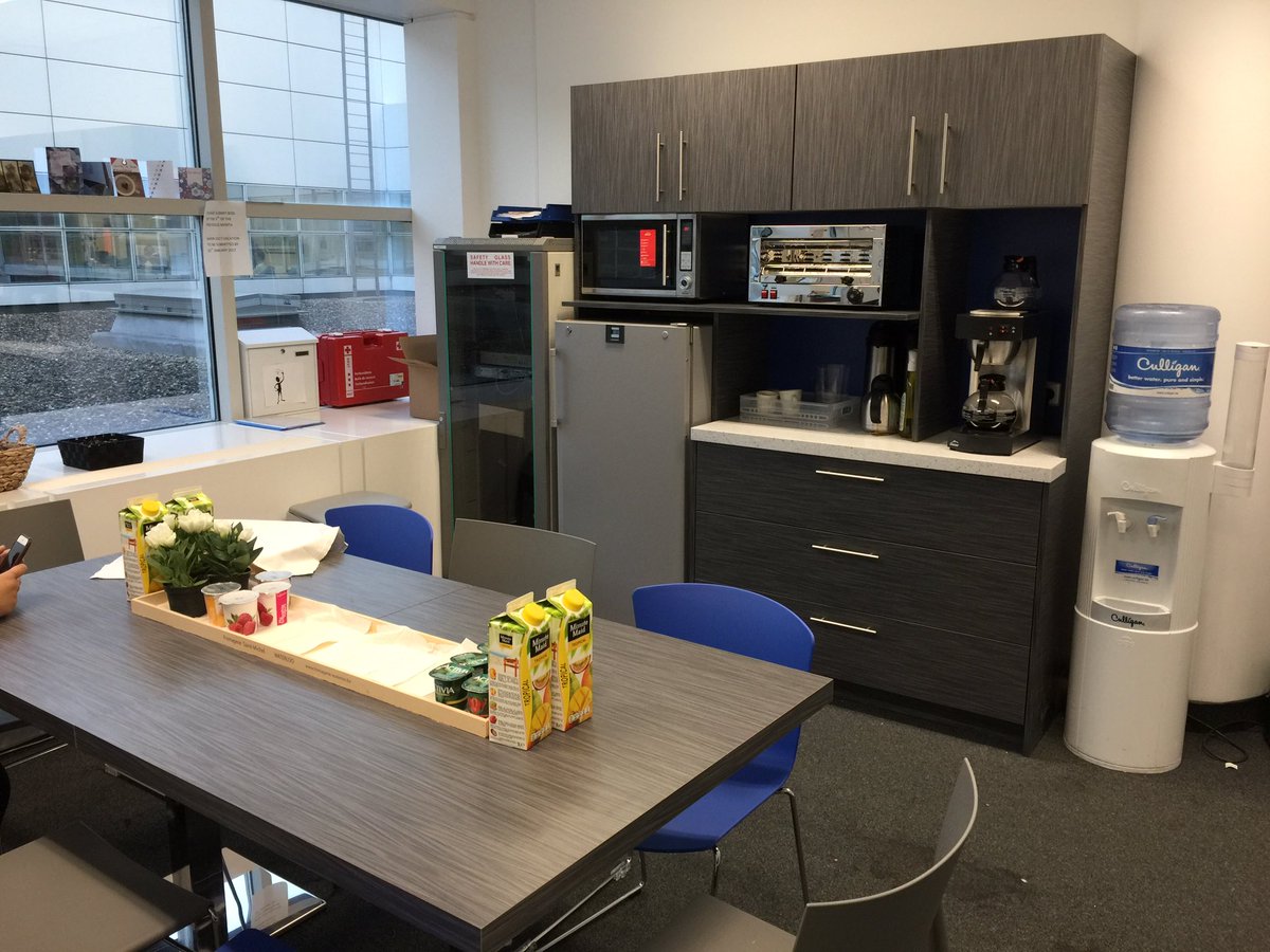 cathy_marlier's tweet photo. Breakfast celebrating for 25 years service between BRU-IAD in our brand new breakroom👏😄🎂💐@weareunited #beingUnited https://t.co/BgciJKz8RT