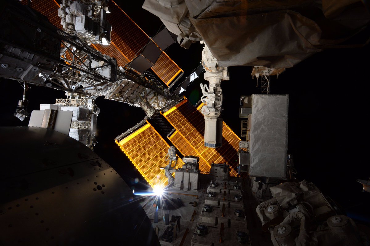 Dernier coup d’œil à notre vaisseau-mère, chef-d’œuvre de technologie. L’#ISS est unique en son genre, presque magique… Elle va me manquer.