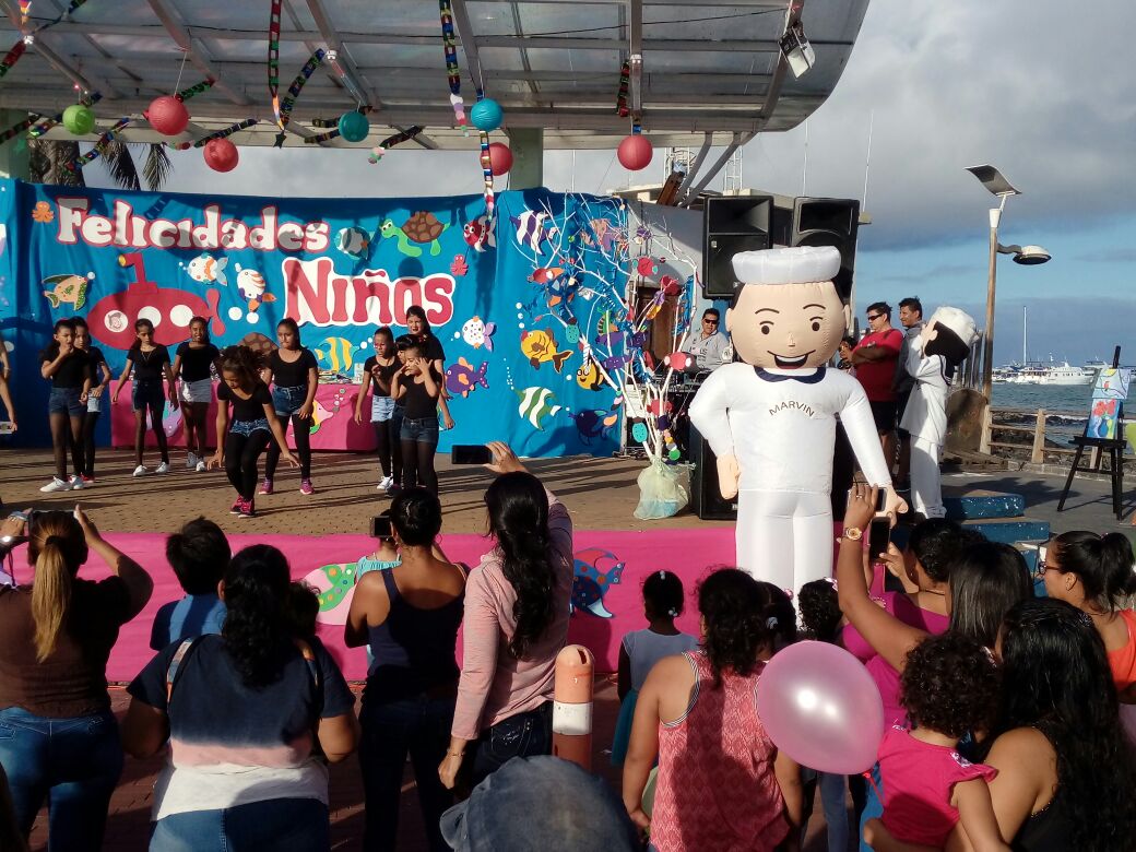 CAPAYO2015's tweet photo. #DíadelNiño La Capitanía de Puerto Ayora y el SHOIAR festejan con los niños de las Islas Galápagos. https://t.co/IdJxS5VUn7