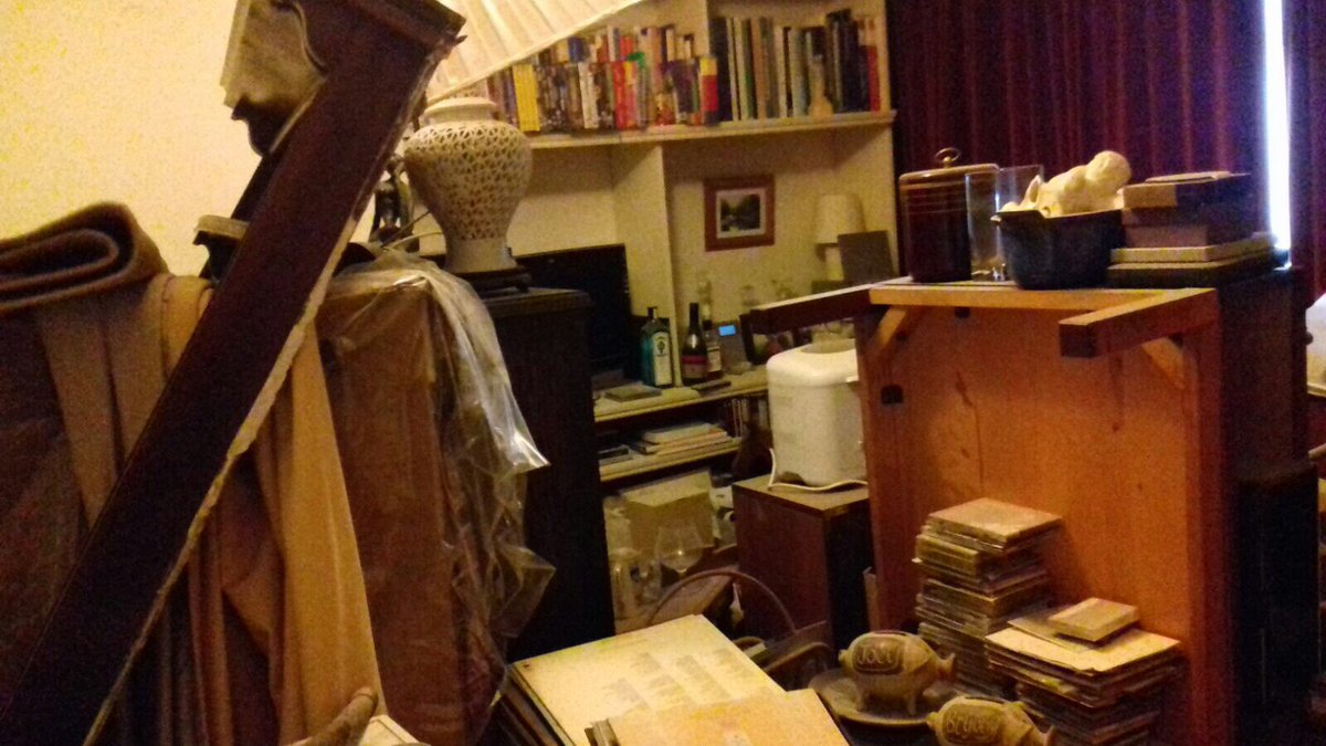 HousePALondon's tweet photo. We're emptying this room out today for the decorators to come in and do their magic. Then it's all back in neat and tidy. #housepa https://t.co/4Vga5SvyeW