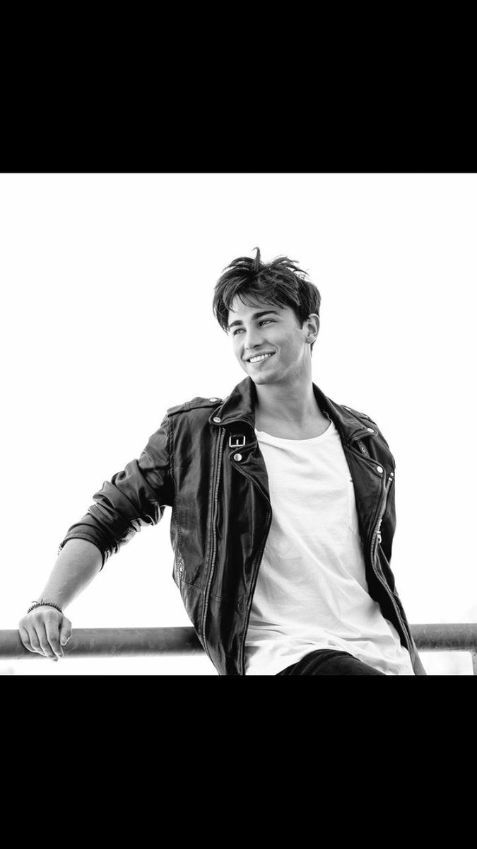 giulicasalinii's tweet photo. No ragazzi io non resisto,è troppo bello😍😍😱😱
#seimio 
#RIKIforever https://t.co/bTxQWoSonw