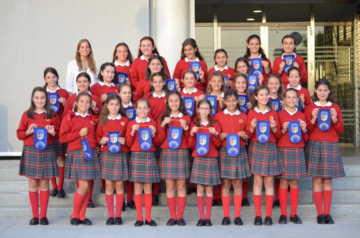 ¡Qué entrañable la entrega de banderines de 6º EP! Culminan la etapa de #primaria con excelentes herramientas para emprender #secundaria