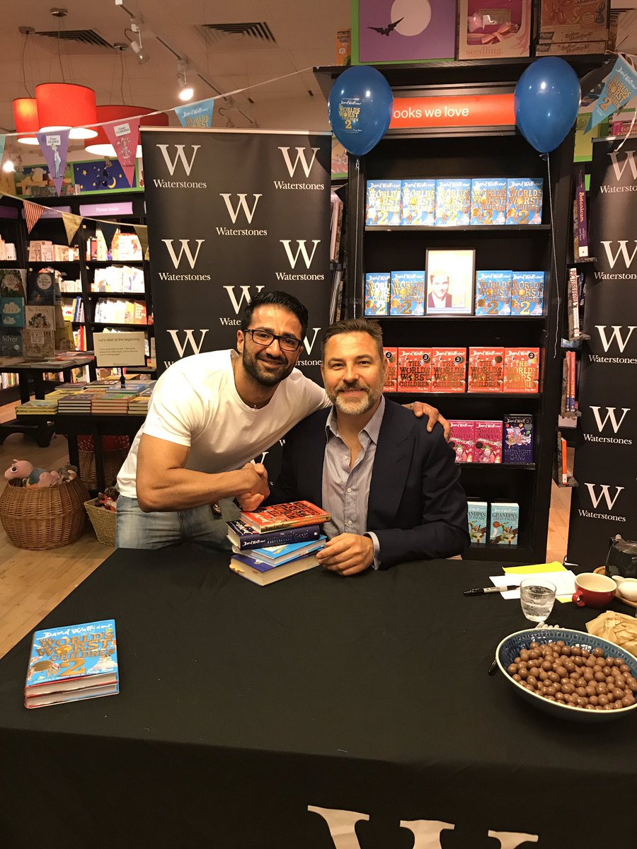 GrumpyAssyrian's tweet photo. Love @davidwalliams! I thanked him for helping me get 15 boys to read this year, he gave me free books for the kids and signed them! #gent https://t.co/ju5ZDgFVo1