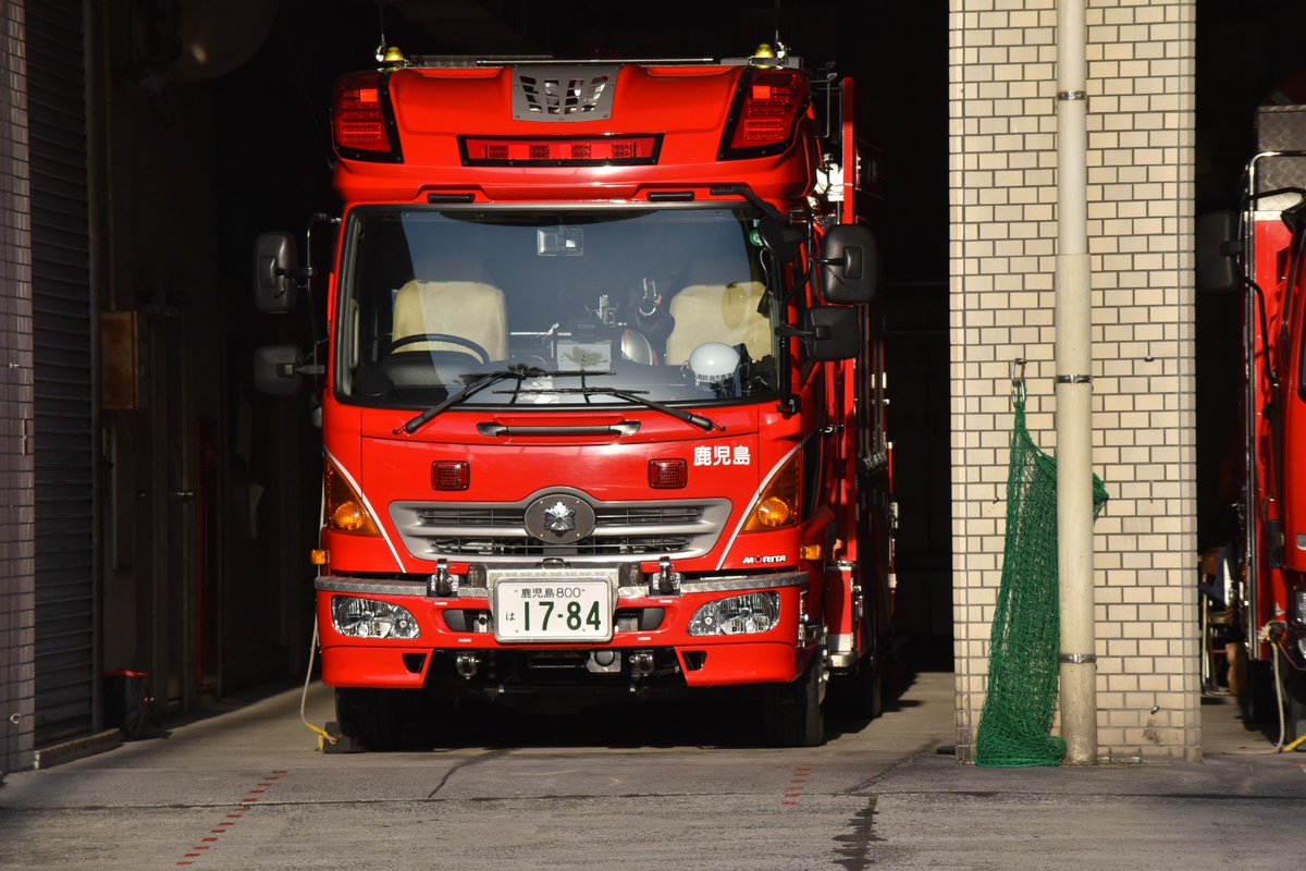 Mf10l33 Twitterren 鹿児島市消防局 中央消防署です レッドアーマーの救助工作車 ファイター タンク車 プロフィア はしご車 甲南分遣隊のエルフ ポンプ車 E51エルグランド 指揮車 ミニキャブ 広報車 がいました ファイターやエルグランドは熊本では見ないので