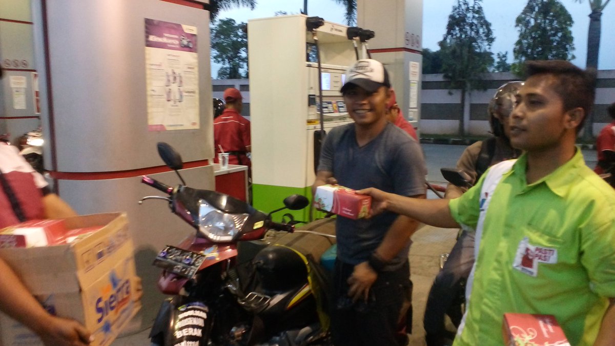 auwaludien1's tweet photo. Berbagi tak pernah rugi bersama @pertamina #PertaminaSpiritualMarketing #mor3 https://t.co/OlsuTrPAXF