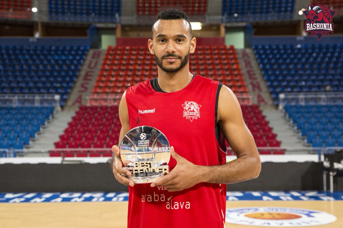 🏆 <a href="/HangaAdamOnline/">Hanga Ádám</a> recibe el premio al Mejor Defensor de <a href="/EuroLeague/">EuroLeague</a> / Hanga Best Defender of #EuroLeague. Congratulations!! 👏
